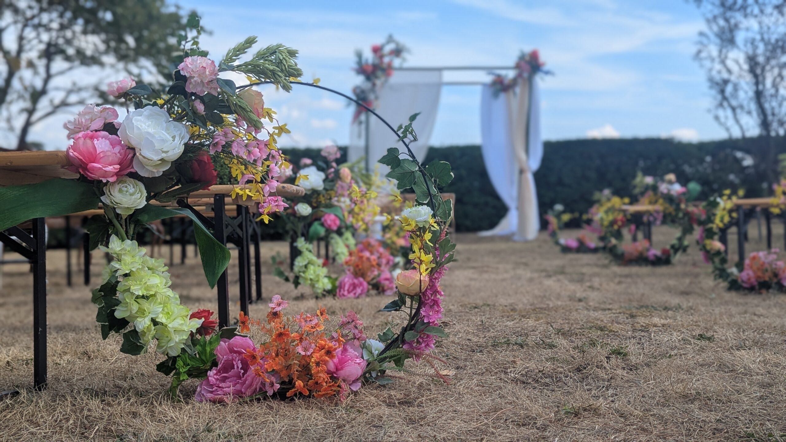 ceremoni laique decorée en fleurs artificielles