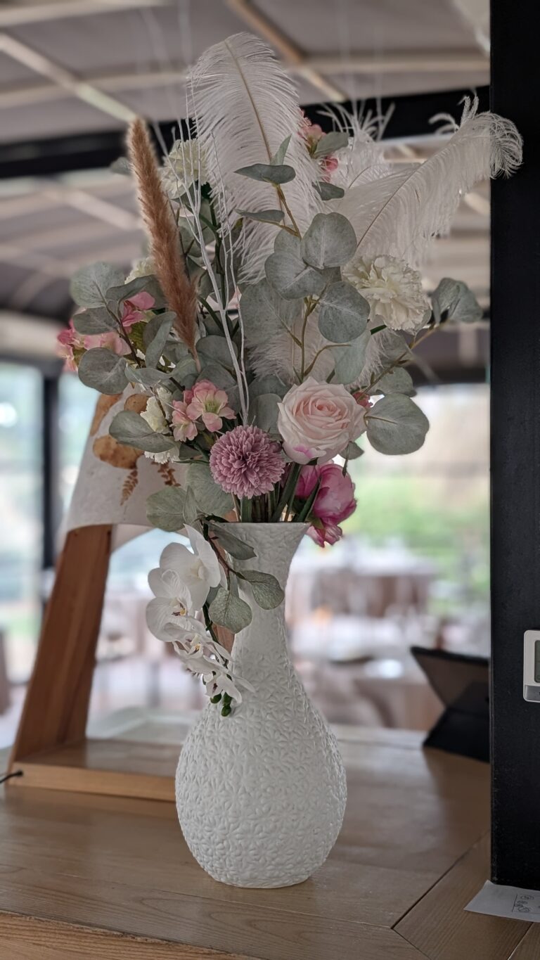 Composition florale en fleurs artificielles