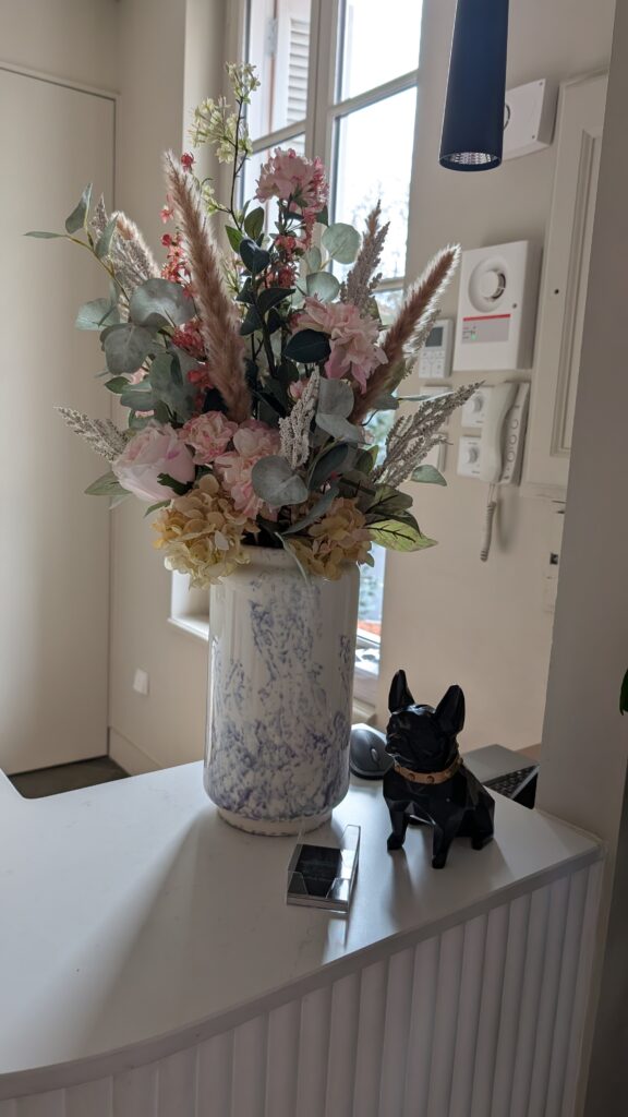 Vase d'accueil en fleurs artificielles