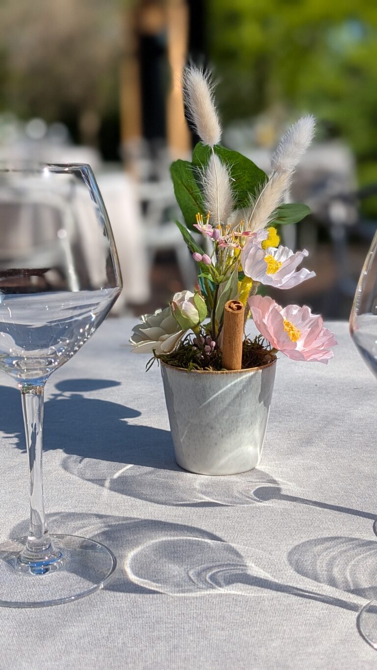 Petite composition table restaurant fleurs artificielles
