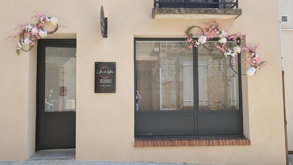 Façade décorée avec des fleurs artificielles